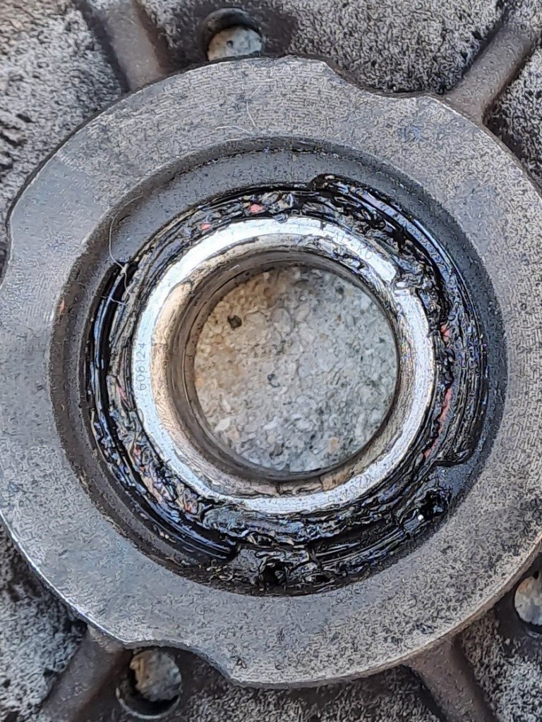 On voit bien les traces de graisse à l'extérieur du roulement