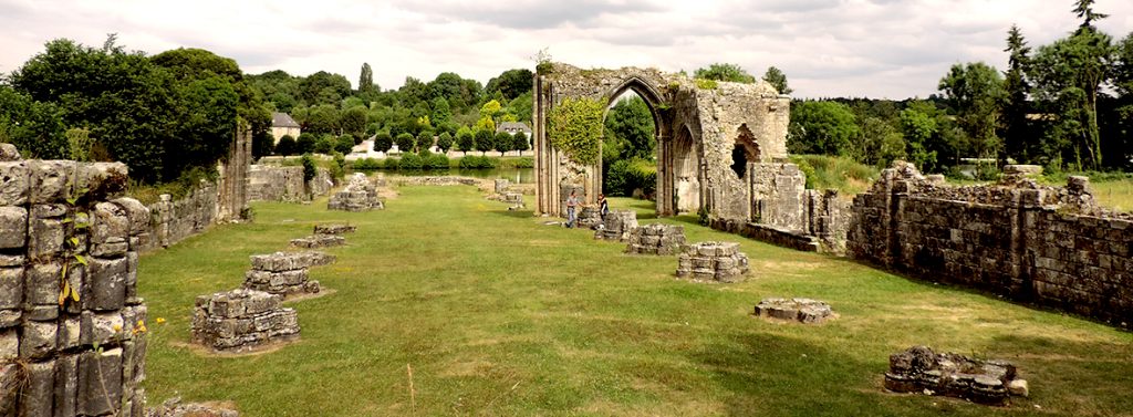 Ruines-de-Saint-Evroult-Notre-Dame-des-bois-1180x435.png