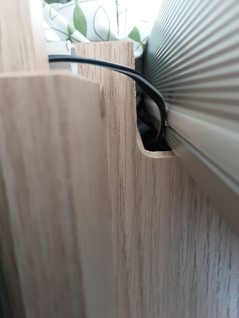 Le fil en direction du fond de la penderie