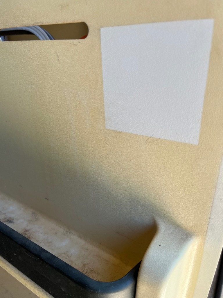 La porte qui était blanche à l’origine