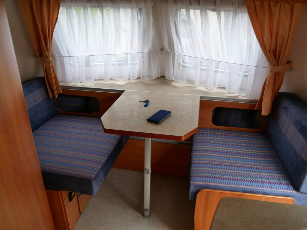 P1000486 dinette avant.JPG