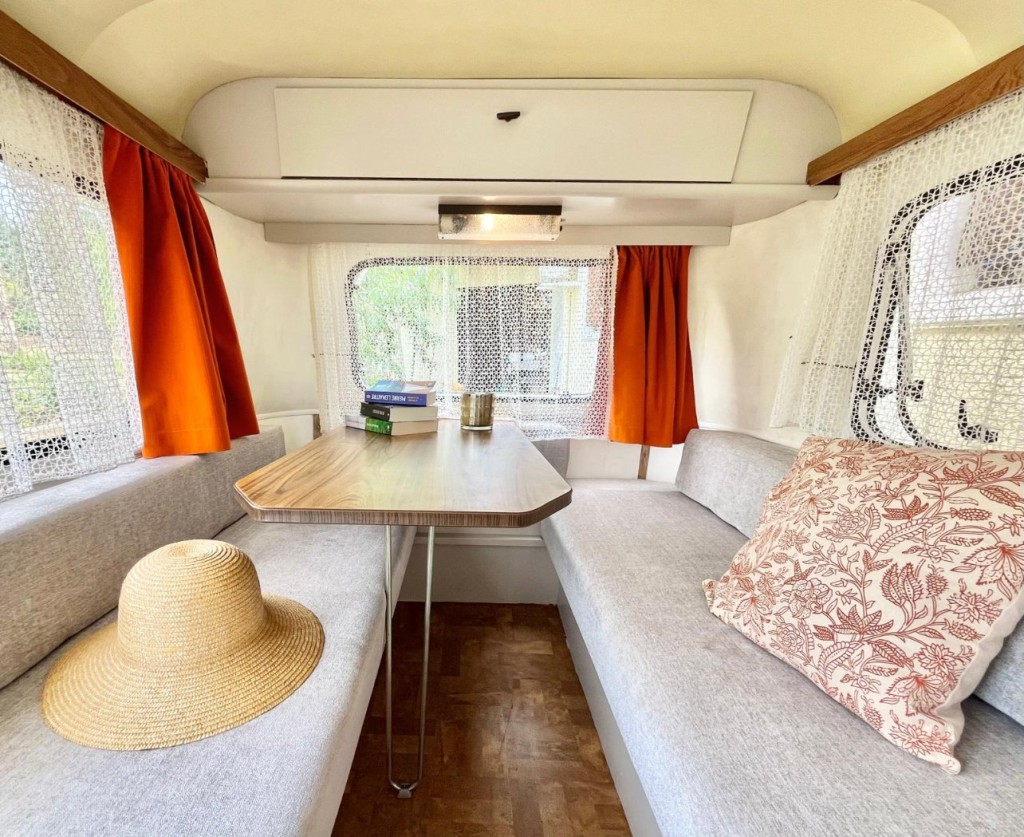 J'ai recouvert les assises, mais en conservant en dessous le tissus d'origine qui est en bon état.