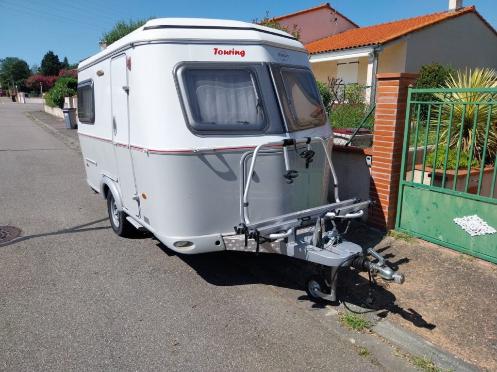 Caravane avec porte velo et anti vol sur crochet.jpg