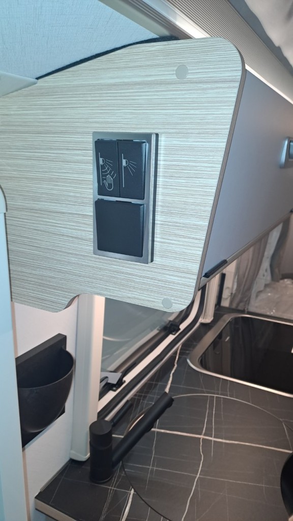 Interrupteurs à gauche de la porte d'entrée