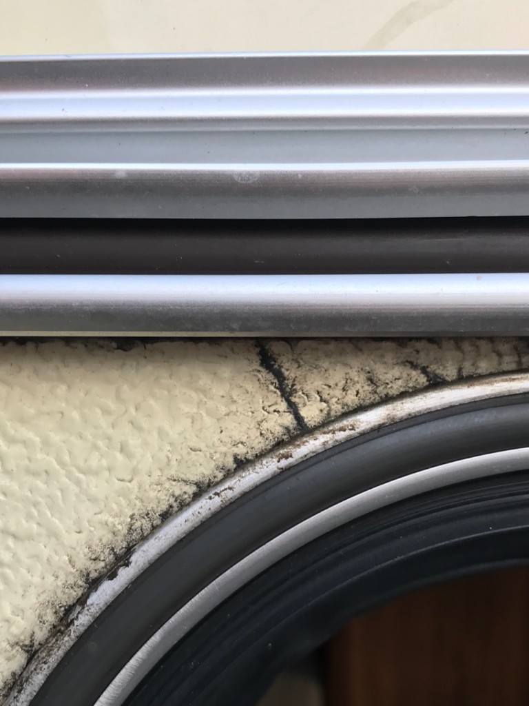 Parties de l’arche au dessus de la porte, fissuré vers le champignon à 45 degrés de chaque côtés….