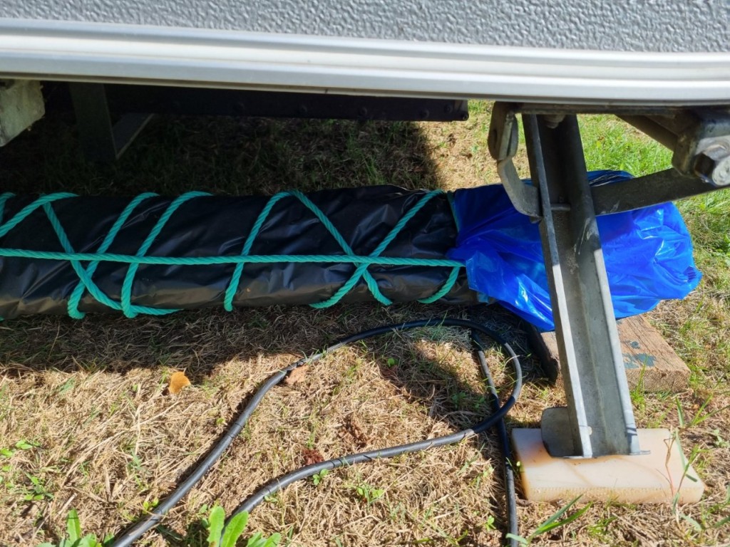 20240908_165216 le store demonté et a l abri.jpg