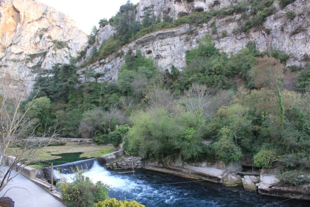 65 - Fontaine de Vaucluse.JPG (305.41 Kio) Vu 2276 fois Fontaine de Vaucluse