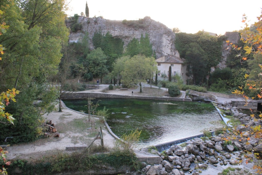 67 - Fontaine de Vaucluse.JPG (294.11 Kio) Vu 2275 fois Fontaine de Vaucluse