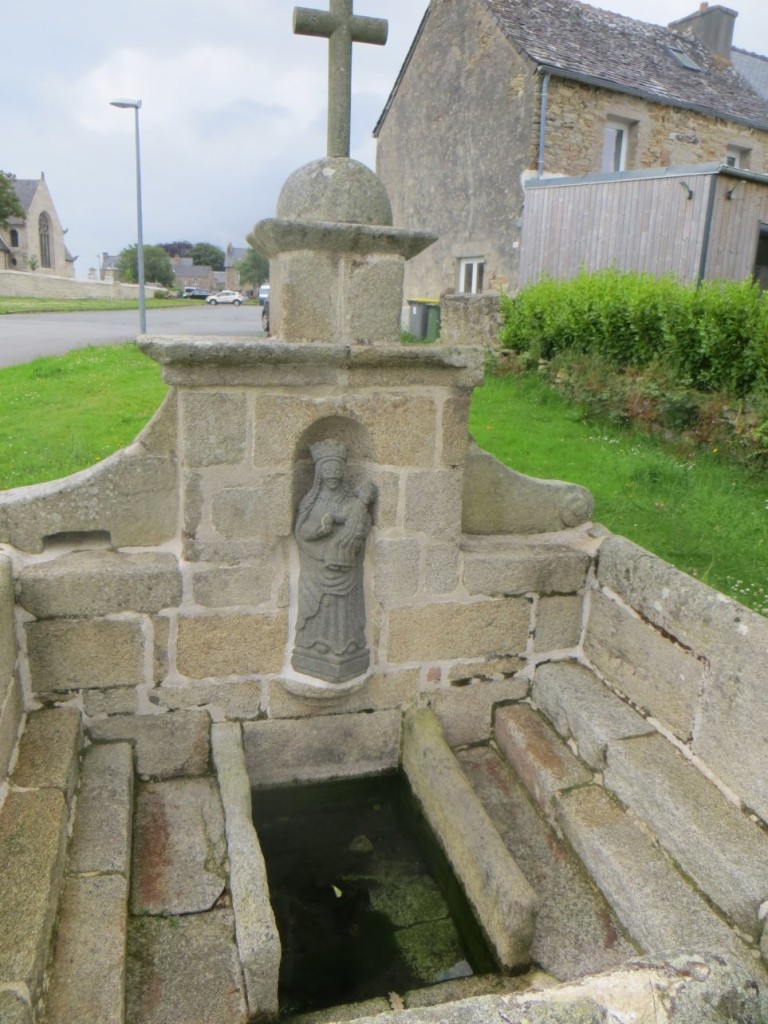 Fontaine de Berven, vierge en granit de Kersanton