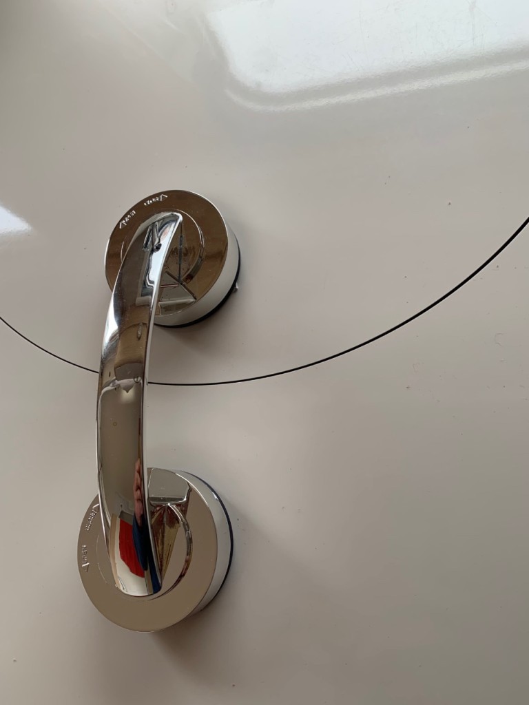 Chaque ventouse possède son verrouillage .