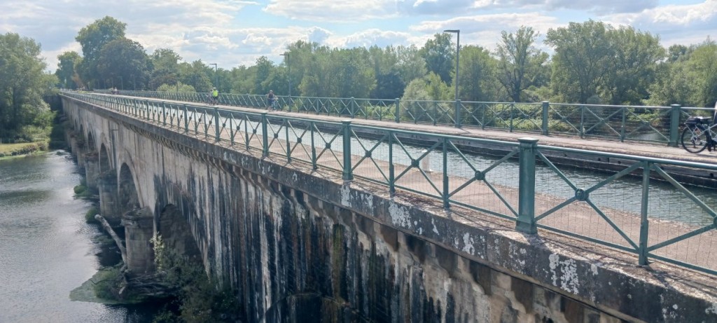 20250731_155932.jpg (253.96 Kio) Vu 2904 fois Séjour à Digoin dans la famille.<br />Pont canal: dessus le canal... Dessous la Loire