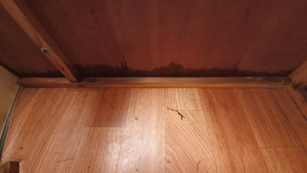 De l'humidité remonte dans le bois du coffre avant gauche (côté cuisine)