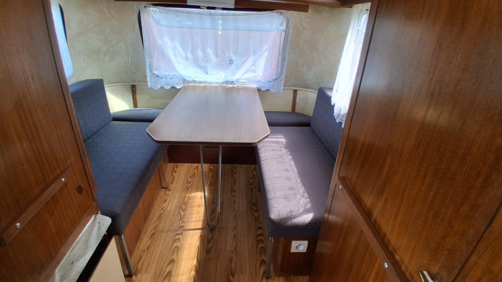table banquette.jpg