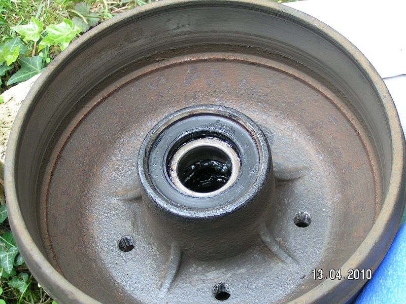 les tambours présentent des traces d'usure, normal , au bout de 35 ans de service, un bon déglaçage à la toile émeri et il seront à nouveau bon pour le serrvice.