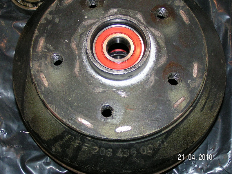 bien nettoyer la cage où se logents les roulements et mettre en place en prenant soins qu'il ne s'engagent pas de travers! tapoter doucement en intercalant une cale de bois, jamais directement avec le marteau ce qui abimerait vos roulements