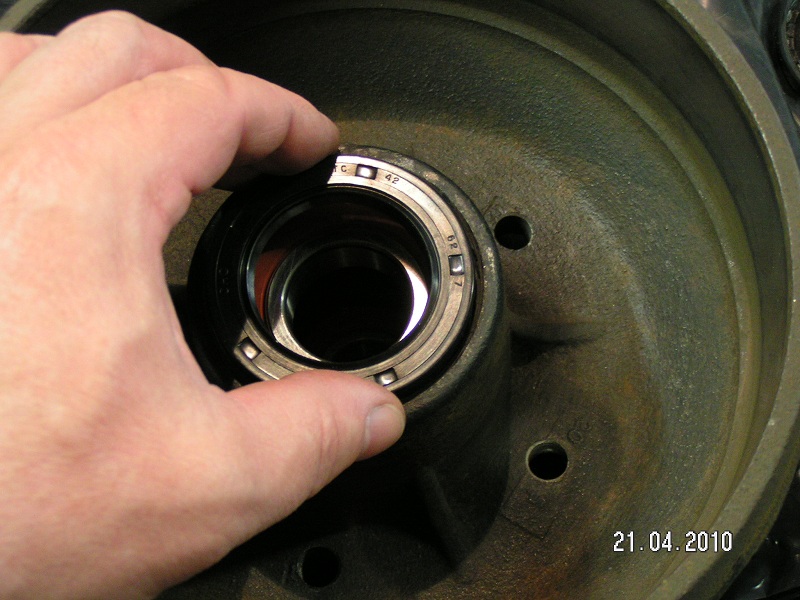 Veillez à engager le joint spy dans le bons sens, après l'avoir enduit d'un peu de graisse spéciale au lithium à l'intérieur et sur les lèvres.