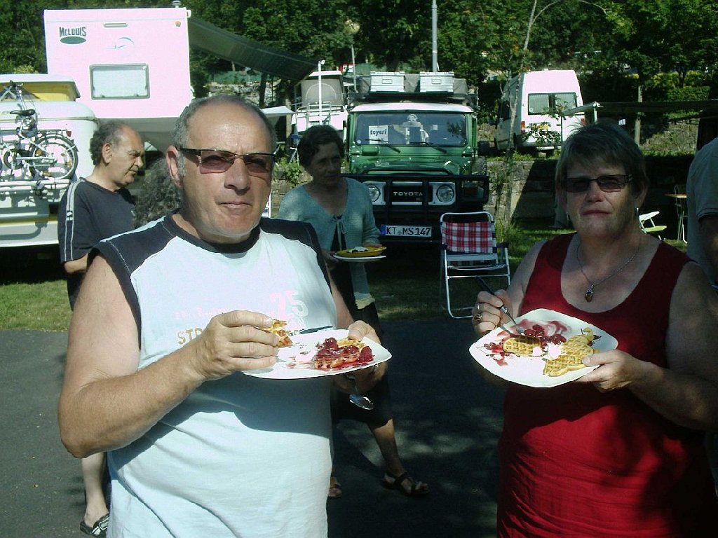 Denis l'abeille et sa dame en pleine degustation
