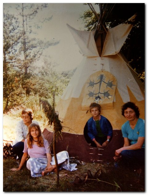 Marie_et_son_tipi.jpg