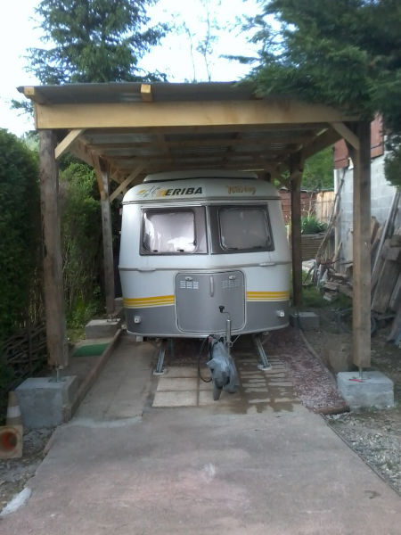 une autre reste a enlever les chutes de bois appuyer sut le mur