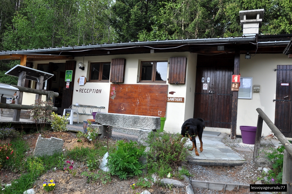 accueil , bâtiment sanitaires , douches ,en extérieur derrière et sur le coté bacs a vaisselles.