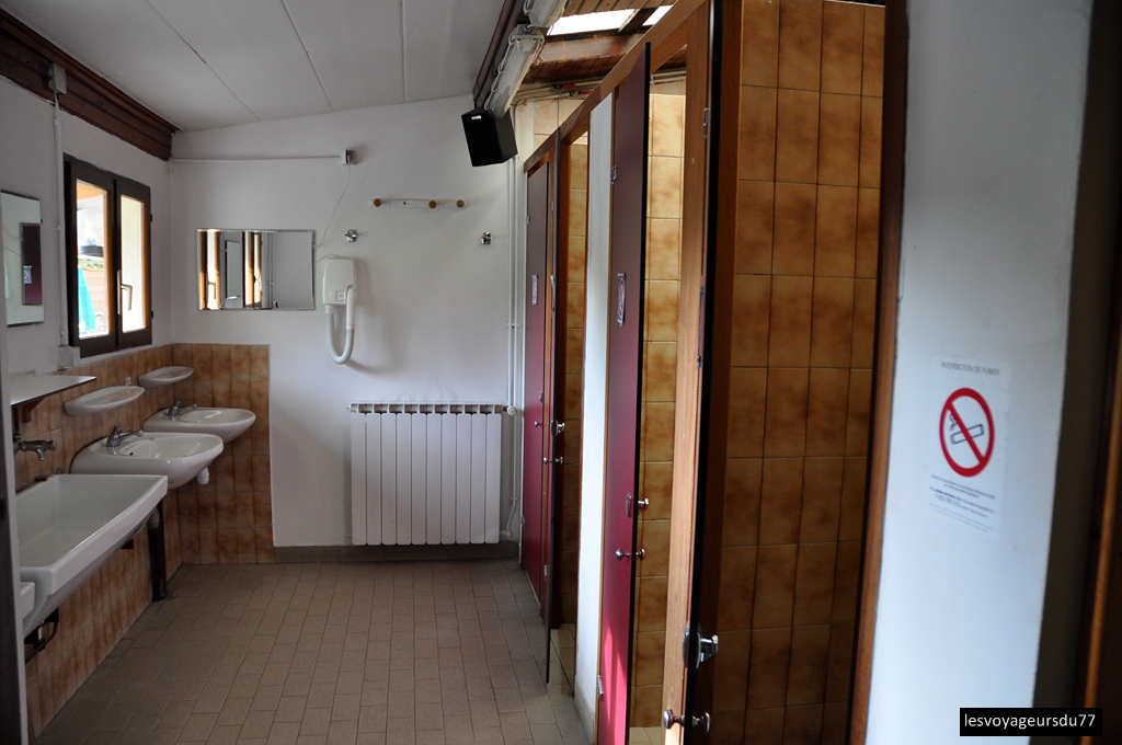 pièce chauffée avec   4 douches , lavabos , Seche cheveux et  .....musique..