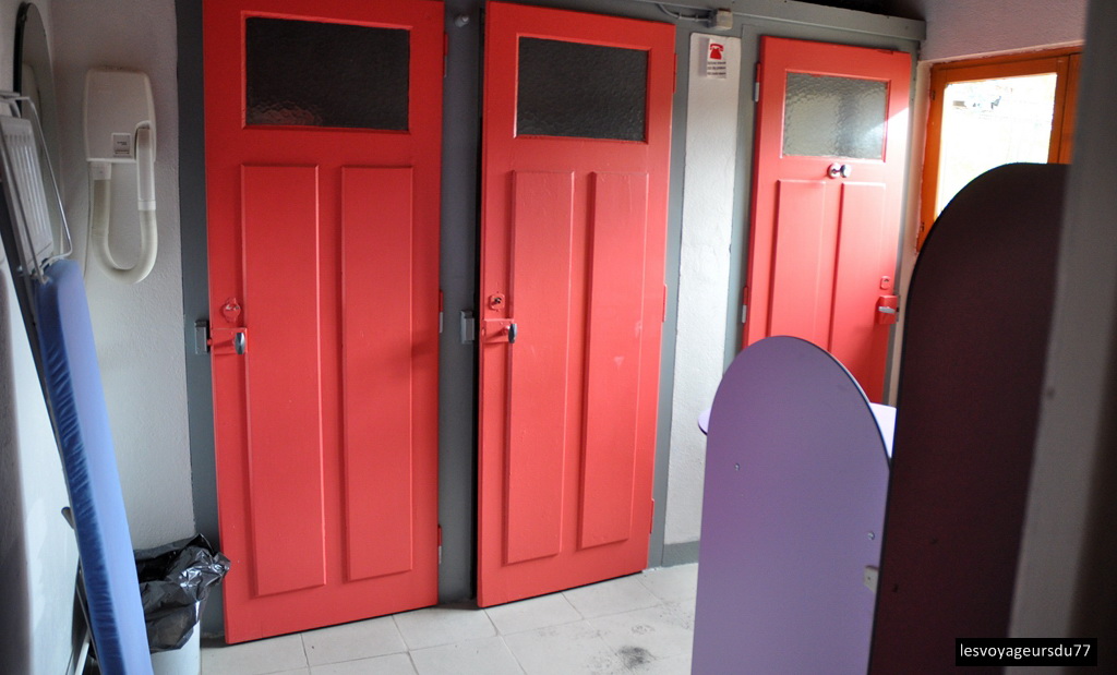 l'autre pièce , 3 lavabos individuels , une douche , Sèche cheveux , table pour bébé