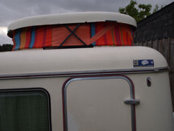 ça y est la toile de toit de notre tite Puck est refait. Ma petite machine n'a pas toujours aimé avaler l'épaisseur.