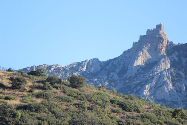 direction Andorre ;on aperçoit le château de queribus