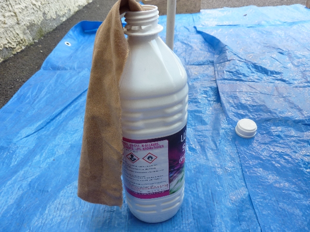 Bande de tissu directement dans la bouteille