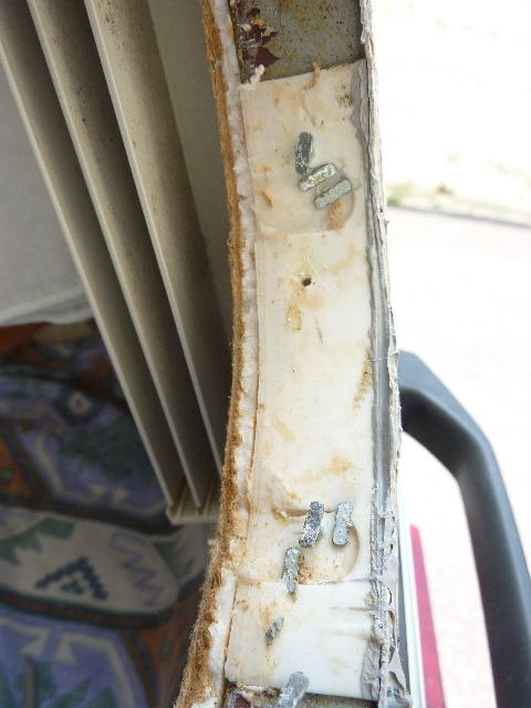 Certaines agrafes dans les arrondis en plastique viennent en tirant sur le joint