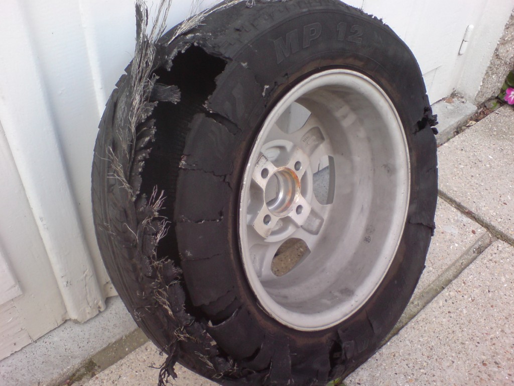 Voici ce qui arrive quand on respecte le manuel constructeur Eriba concernant les pressions de pneu (2,4kg quelque soit les tailles de roues !!!! )--> Bien trop peu, il faut plutôt 3 kg pour des 13".