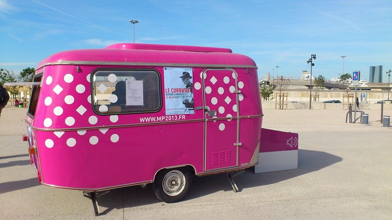 la belle sur l'esplanade