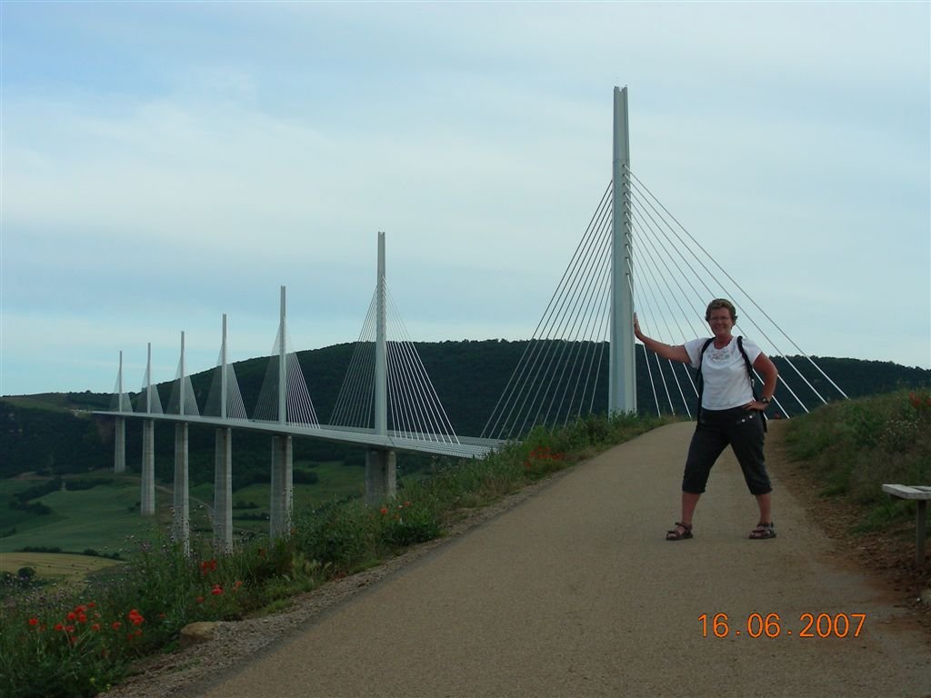 Se reposer sur le pilier du pont de Millau!