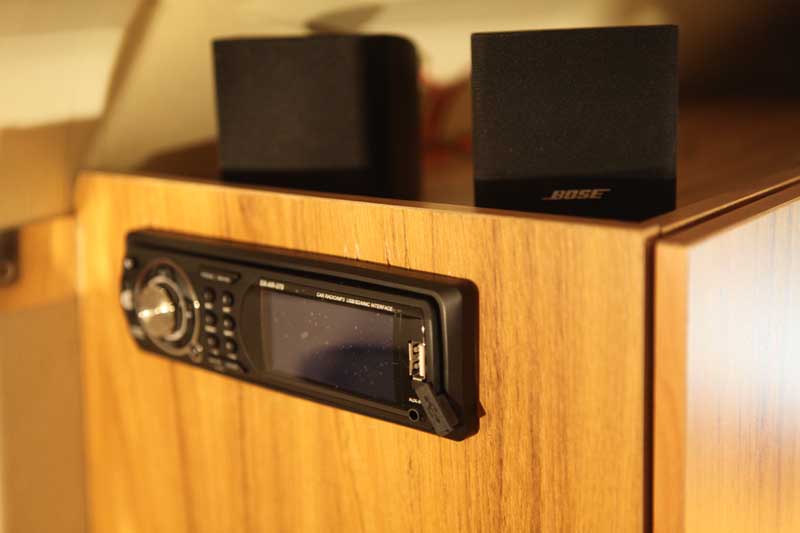 Pose d’un petit autoradio qui lit les MP3 sur USB et carte SD