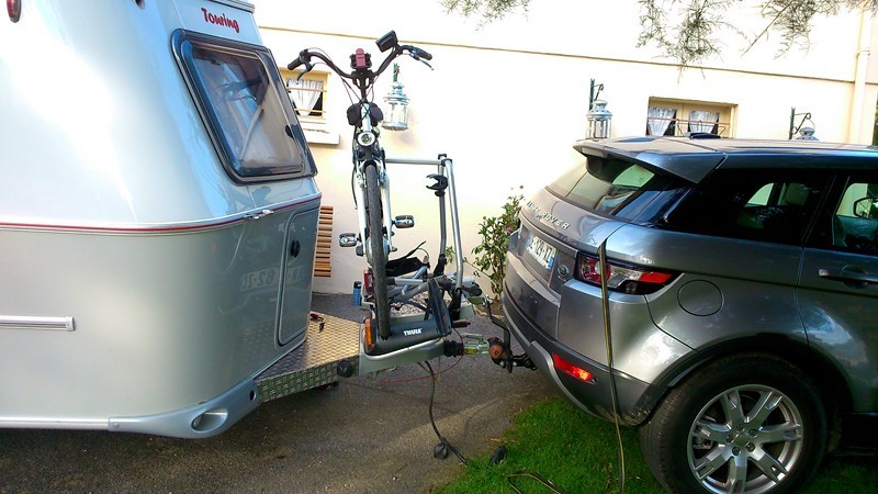 une fois les vélos dessus, aucunes raideurs et risque de colision avec la caravane