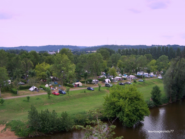 les emplacements sont grands,  le proprio est super comme son camping (avis perso)