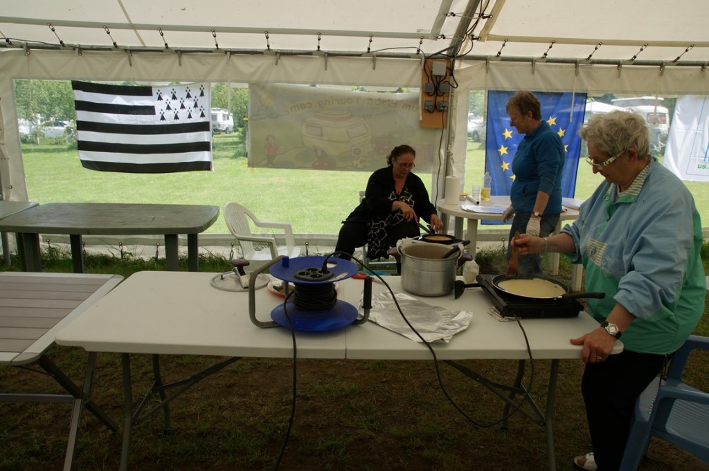 La dame de Ch'ti campeur , Claudine , Martine préparant le goûter crêpes