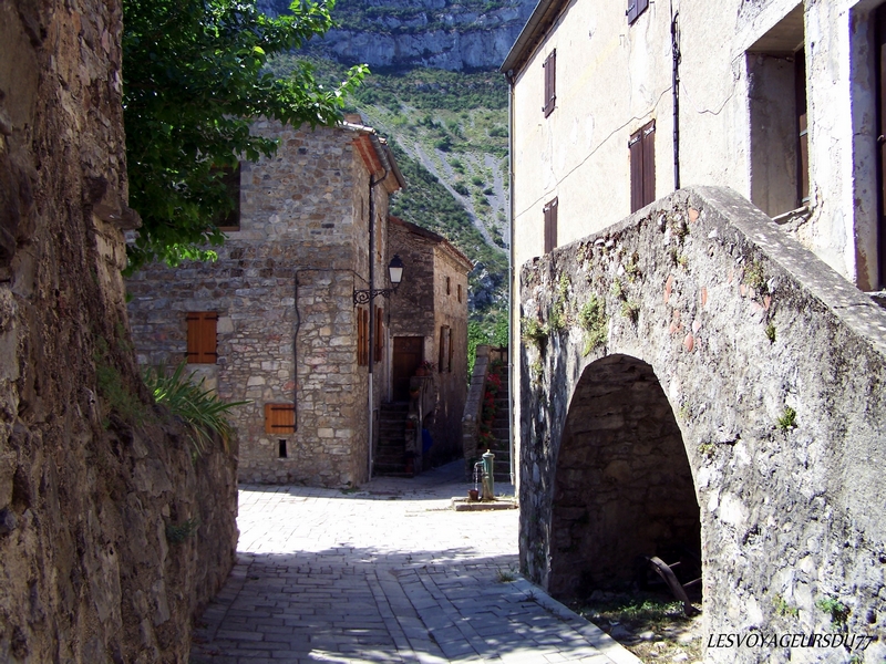 dans le village