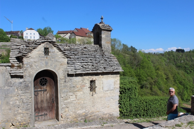 une chapelle et a droite le beau gosse