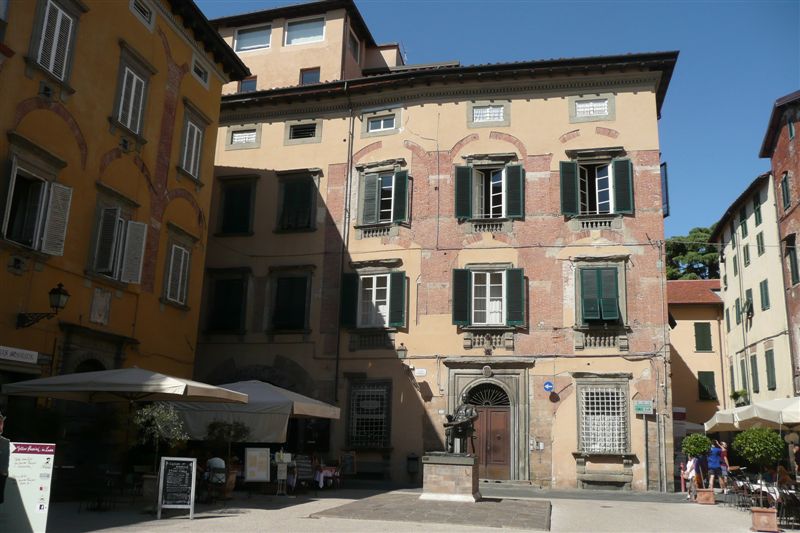 Lucca "maison natale et statue de Puccini"