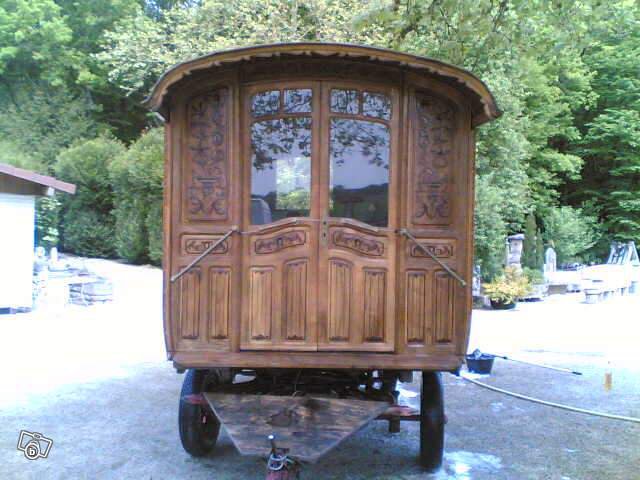 Roulotte pont du chateau.jpg