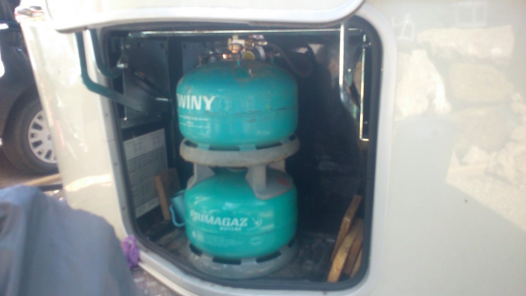 les deux bouteilles de 6 kgs . il faut retirer les poignées. Clé pipe de 13 mm.