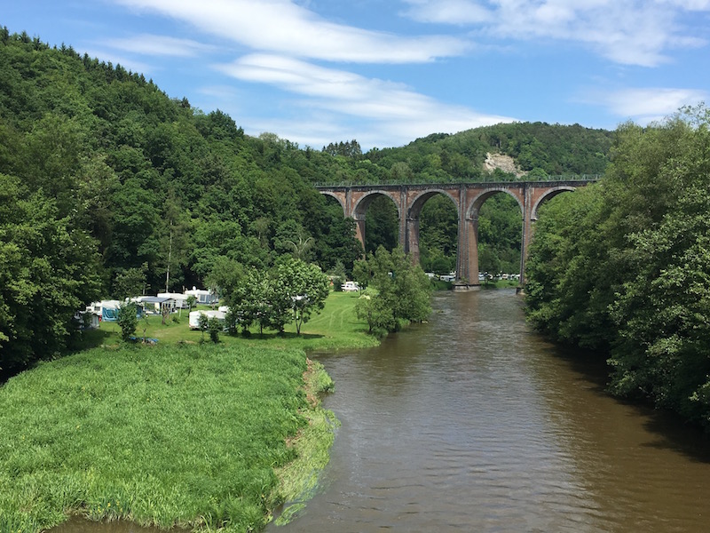 Un des nombreux campings au bord de l'eau