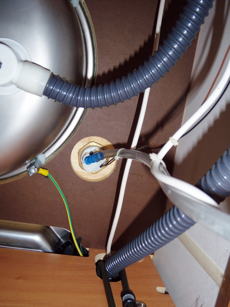 Les fils des contacteurs du robinet pour la pompe