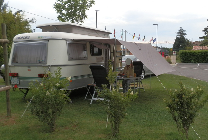 Le Tarp"amélioré" que nous utilisons en "itinérant". ...... Escale à Tain l'Hermitage et nous rendant à Soissons