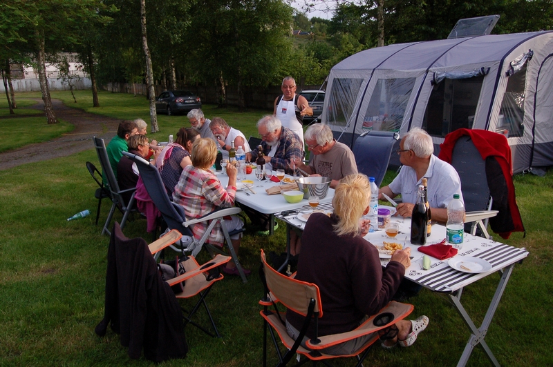 20H à table en plein air.