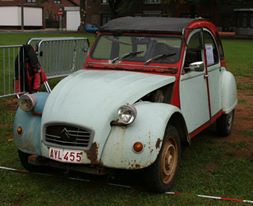 Ma petite deudeuch de 1983, dans l'état d'achat... pourrie de chez pourrrie... plus de plancher, baire de pare-brise HS, fond de coffre transparent... etc...!