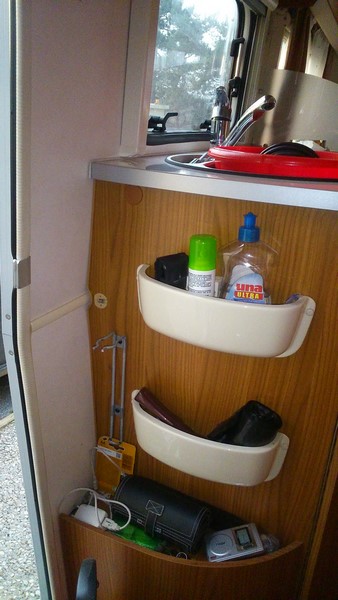 Vis tenant le bloc cuisine