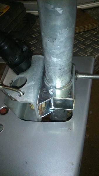 Changement de la pièce de maintien de la roue jockey qui montrait des signes de fatigues