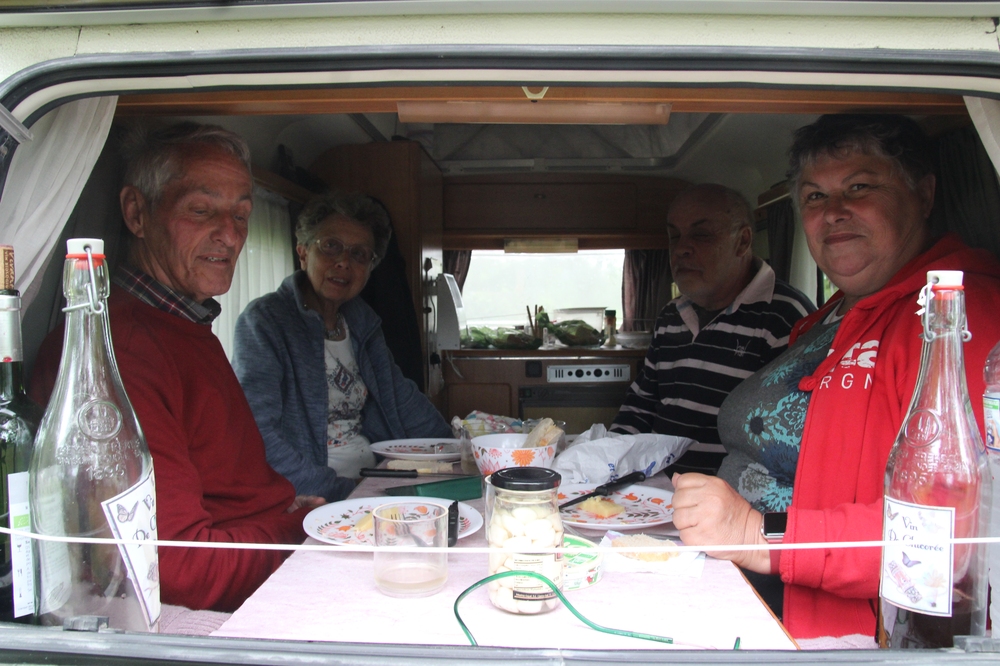 Pub pour manger à 4 dans une Puck.